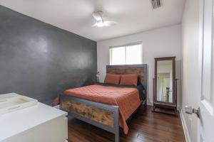 En eller flere senge i et værelse på Tropical Private Oasis Mins from Beach & Downtown