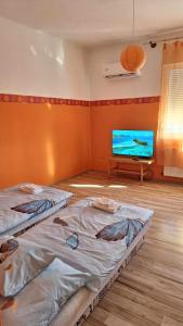 CserépfaluにあるAgapé Vendégházのベッドルーム1室(ベッド2台、薄型テレビ付)