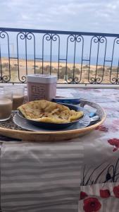 un plato de comida en una mesa con un plato de comida en Dar Hachemia en Ras El Ma