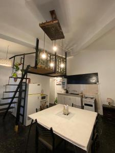 eine Küche mit einem Tisch und eine Treppe in einem Zimmer in der Unterkunft New Loft cerca de la Virgen del cerro in Salta