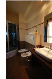 Koupelna v ubytování Hotel Angellis + 21 fotografií
