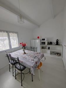VernèguesにあるChez Claudia et Sergeの部屋にテーブルと椅子のあるキッチン
