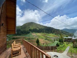 un balcone con vista su una montagna di Satha private villa Dieng a Banjarnegara