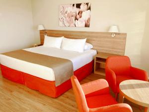 Cama ou camas em um quarto em Xelena Hotel & Suites