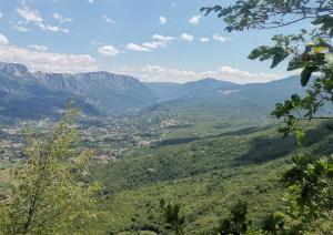 uma vista para um vale com montanhas ao fundo em Etno Selo Ja. em Nikšić
