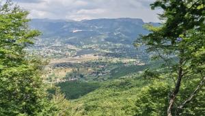 uma vista para um vale a partir das montanhas em Etno Selo Ja. em Nikšić