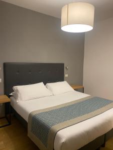 Voodi või voodid majutusasutuse Hotel dei Gonzaga, MantegnaHotels toas