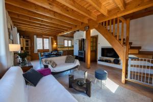 a living room with a white couch and a wooden ceiling at Parenthèse Alpine - Barbecue - Terrasse - Parking in Enchastrayes