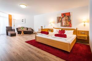 Postel nebo postele na pokoji v ubytování Naturparkhotel Adler