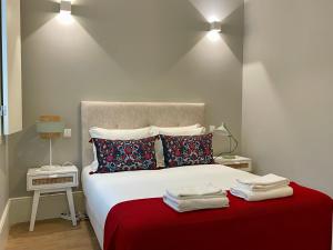 a bedroom with a large bed with a red blanket at Porto XL in Porto