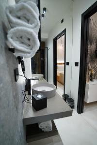 een badkamer met een wastafel en een toilet bij Barneys B&b in Cercola