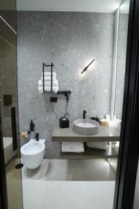 een witte badkamer met een wastafel en een toilet bij Barneys B&b in Cercola