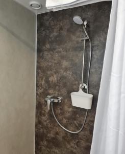 łazienka z prysznicem z zasłoną prysznicową w obiekcie Hotel Stadt Witzenhausen w mieście Witzenhausen