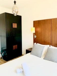 um quarto com uma cama grande e uma cabeceira em madeira em Centerstay Brussels em Bruxelas