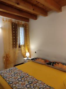 una camera con due letti, una lampada e una finestra di Ca' degli Sposi a Mantova