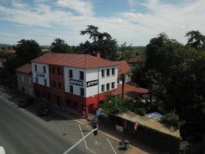 una vista aérea de un edificio en una calle en Résidence ATIPYC, en Marssac-sur-Tarn