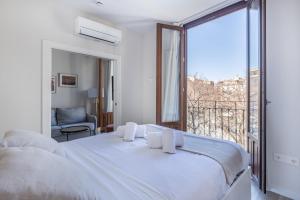 Posteľ alebo postele v izbe v ubytovaní Apartamentos Líbere Granada Catedral