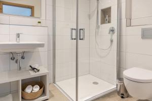 La salle de bains est pourvue d'une douche, de toilettes et d'un lavabo. dans l'établissement Gasthof Zum Roten Haus, 
