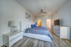 a bedroom with a bed and a flat screen tv at Sejur Fort Lauderdale in Fort Lauderdale