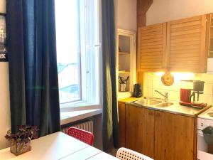 cocina con fregadero y ventana en Small home in Kamppi en Helsinki