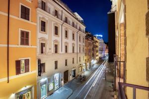 widok na ulicę miejską w nocy w obiekcie The Style w Rzymie