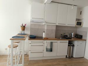 Kuchyň nebo kuchyňský kout v ubytování Appartement aux Portes de Paris, métro 12