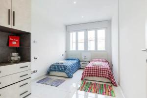 a bedroom with two beds and a window at Mare a 2min - Casa con Piscina e Posto in Spiaggia - Parcheggio in Calambrone