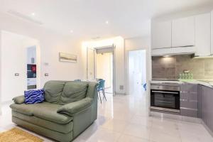 a living room with a couch and a kitchen at Mare a 2min - Casa con Piscina e Posto in Spiaggia - Parcheggio in Calambrone +9 photos