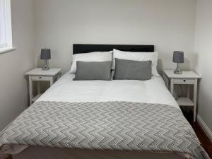 a bedroom with a bed with two nightstands and two lamps at Manchester flat close to City Centre and Stadium in Manchester