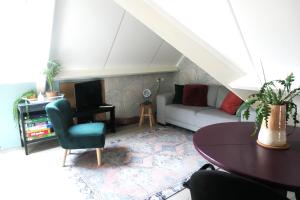sala de estar con sofá y mesa en Suuthwalda Overnight Stay en Zuidwolde
