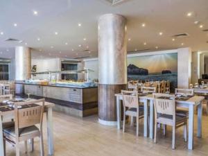 restauracja ze stołami, krzesłami i ladą w obiekcie Albufeira Sol Villas V - Pool and Garden & Gym & SPA w Albufeirze