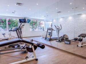 einen Fitnessraum mit mehreren Laufbändern und Kardiogeräten in der Unterkunft Albufeira Sol Villas V - Pool and Garden & Gym & SPA in Albufeira