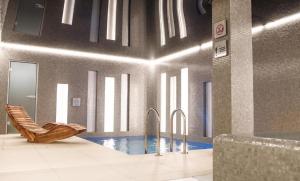 baño con piscina con banco y 2 grifos en Hotel Weneda, en Opole