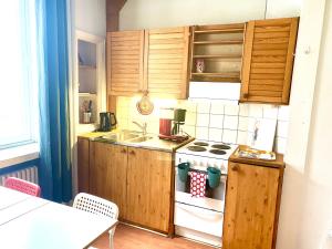 Kuchyň nebo kuchyňský kout v ubytování Small home in Kamppi