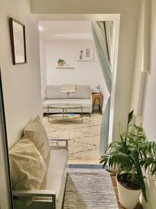 - un salon avec un canapé et une table dans l'établissement Modern flat & balcony in historic West Kensington, à Londres