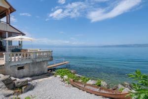 Afbeelding uit fotogalerij van Villa Les Sources - Les pieds dans l'eau in Lugrin