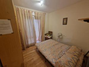 ein kleines Schlafzimmer mit einem Bett und einem Fenster in der Unterkunft Casa Linda in Alicante
