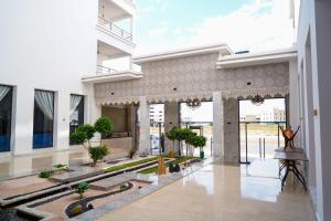 un edificio con un patio con árboles. en Great Holiday Apart-Hotel & Penthouse, en Agadir