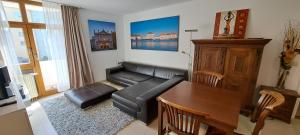 ein Wohnzimmer mit einem Sofa und einem Tisch in der Unterkunft Westpark Apartments in München