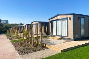 Une rangée de petites maisons dans un parc dans l'établissement Beachside Vakantiepark, à Blankenberge