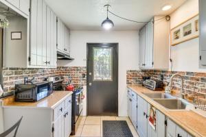 Una cocina o kitchenette en Pet-Friendly Valley Springs Retreat with Fire Pit!