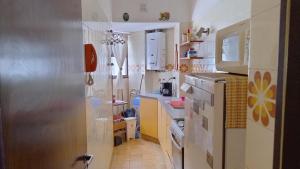 a small kitchen with a sink and a counter at Mar del Plata 2 ambientes en La Perla in Mar del Plata