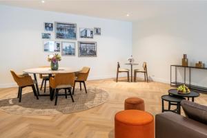 a living room with a table and chairs at Parkhotel Kortrijk in Kortrijk
