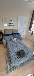 1 sofá en la sala de estar con 1 cama en Paisley Pattern Flat West End UWS UNI GLA Glasgow Airport en Elderslie