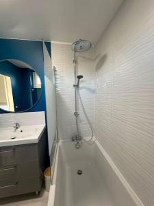 ein Badezimmer mit einer Dusche, einer Badewanne und einem Waschbecken in der Unterkunft La maison du BONHEUR in Sucy-en-Brie