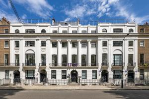 un gran edificio blanco al lado de una calle en The Goodenough Hotel London, en Londres