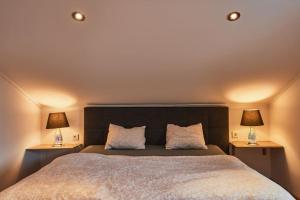 Een bed of bedden in een kamer bij Luxurious Villa in Prime Location of Vienna w/ Jacuzzi Swimming Pool n Free Parking