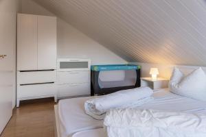 Schlafzimmer mit einem Bett und einem TV in der Unterkunft 50187... in Harlesiel