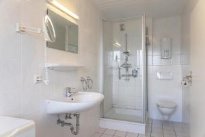 ein Badezimmer mit Waschbecken, Dusche und Toilette in der Unterkunft 50187... in Harlesiel