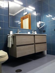 La salle de bains est pourvue d'un lavabo et d'un miroir. dans l'établissement Camera Panoramica in Villa vista Mare e Vesuvio, à Massa Lubrense